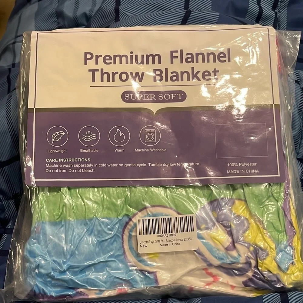 NWT Unicorn Glow-in-the-Dark Blanket - Multicolor   🦄